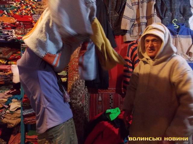 Ніби-то фотографую Олену, а насправді - продавця